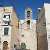 Il nostro viaggio prosegue sulla stessa strada fino all�approdo in Piazza Minerva, l�ex acropoli della citt�. Deve il nome al tempio dedicato appunto a Minerva, che si trovava proprio qui. Al suo posto sorge oggi la chiesa parrocchiale di San Pietro in Vincoli, dal campanile a vela